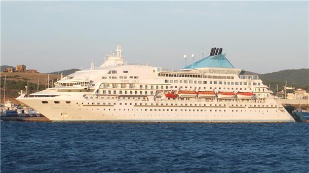 Ein kleines Kreuzfahrtschiff liegt an einer Kaje.