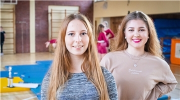 Die Cheerleadertrainerinnen Nele Etzrodt (links) und Gina Keßler.