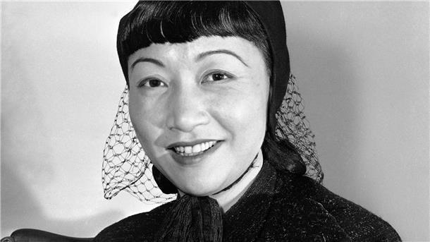 Die chinesisch-amerikanische Schauspielerin Anna May Wong (1905-1961), deren erster Filmauftritt 1922 der Film „Chinese Parrot“ war.