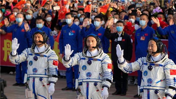 Crewwechsel: China schickt drei Astronauten zu Raumstation Die chinesischen Astronauten der Shenzhou-16-Mission(l-r): Gui Haichao, Zhu Yangzhu und Jing Haipeng.