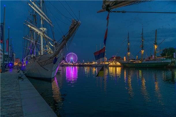 Die "Christian Radich" (links) und die "Alexander von Humboldt II".