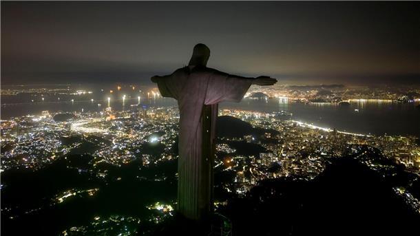 Earth Hour: Eine Stunde Licht-Verzicht für das Klima Die Christus-Erlöser-Statue in Rio de Janeiro, kurz bevor die Lichter, die sie beleuchten, ausgeschaltet werden (Archivbild).