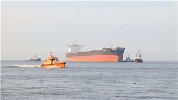 Ein Schiff auf der Nordsee. Die „CIC Rolaco“ wird von den Schleppern nach Cuxhaven gebracht.