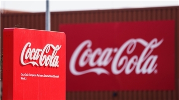 Die Coca-Cola-Belegschaft in Deutschland fordert mehr Geld unter anderem für Auszubildende.