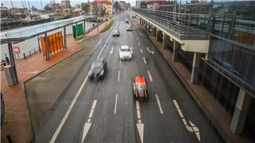 Die Columbusstraße ist immer wieder in der Diskussion, weil sie die Innenstadt mit ihren Einkaufsmöglichkeiten von den touristischen Havenwelten mit ihren Einrichtungen trennt. Foto Scheschonka