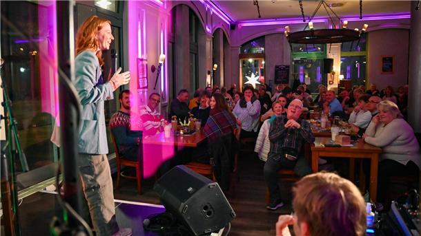 Christin Jugsch juxt in der Bar „Luna“