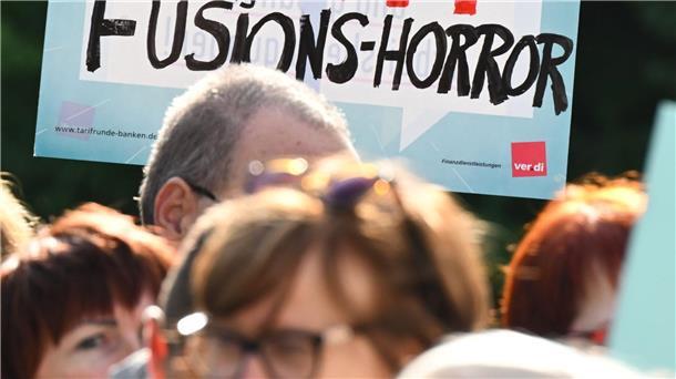 Unicredit greift nach Commerzbank - Bund nur noch Nummer 2 Die Commerzbank-Hauptversammlung nutzten Beschäftigte zum Protest gegen eine Übernahme. (Archivbild)