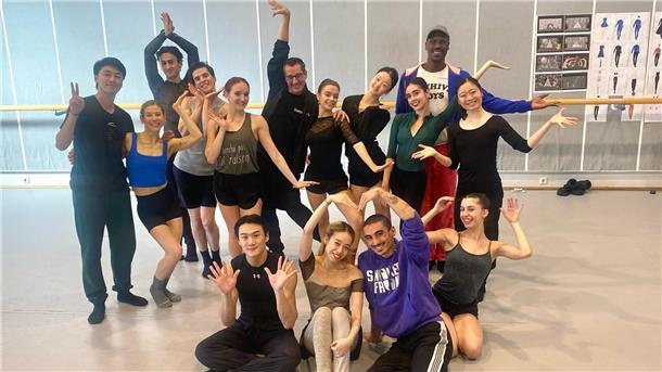 Die Compagnie des Ballett Bremerhaven probt im Ballettsaal des Stadttheaters Tschaikowskys "Nussknacker", am 11. Oktober 2025 ist im Großen Haus Premiere.