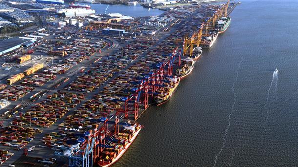 Die Container-Terminals an der Stromkaje sind von enormer wirtschaftlicher Bedeutung für den Hafen und die Stadt Bremerhaven.