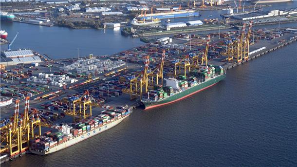 Die Container-Terminals an der Stromkaje sind von enormer wirtschaftlicher Bedeutung für den Hafen und die Stadt.
