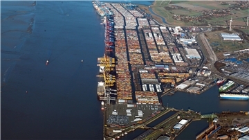 Die Containerterminals an der Stromkaje in Bremerhaven von CT 1 im Süden bis CT 4 im Norden.