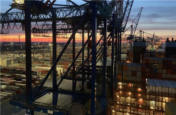 Die Containerterminals gehören zu den Einfallstoren für den Drogenschmuggel von Süd- und Mittelamerika nach Europa. Die Täter brauchen dafür Helfer - und suchen sie im Hafen unter den Arbeitern.
