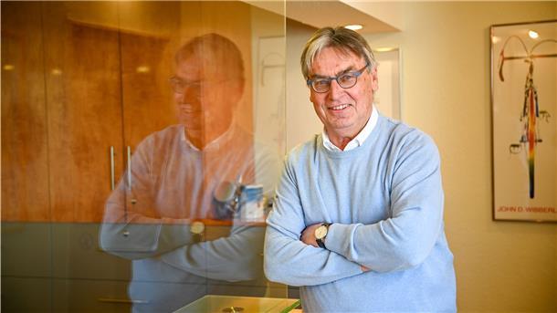 Die Corona-Krise führte in der Praxis von Dr. Wolfgang Woynar zu hygienischen Veränderungen – wie einer Plexiglasscheibe am Empfang.