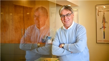 Die Corona-Krise führte in der Praxis von Dr. Wolfgang Woynar zu hygienischen Veränderungen – wie einer Plexiglasscheibe am Empfang.