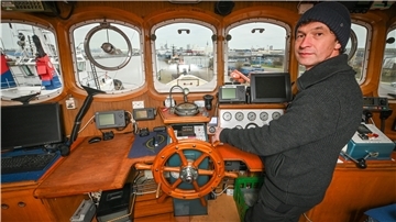 Die Corona-Pandemie hat auch ihre Pläne durchkreuzt: Jan-Friedrich und Mana Walther aus dem niedersächsischen Stapel haben sich das ehemalige Rettungsschiff „Ulla Rinman“ zugelegt und wollten damit vor allem Forschungsexpeditionen rund um Spitzbergen anbieten. Doch sie liegen seit gut einem Jahr im Bremerhavener Fischereihafen fest. Doch positiv denkende Menschen wie sie sind, hoffen sie nun auf diese Saison. Sie lassen dafür die letzten Arbeiten bei einer Werft erledigen.