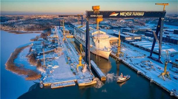 Ein Kreuzfahrtschiff liegt in der Werft.