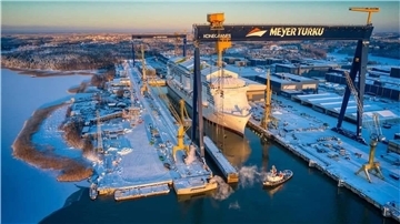 Ein Kreuzfahrtschiff liegt in der Werft.