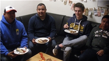 Die Crew der "Panda" beim Weihnachts-Barbecue im Club der Seemannsmission Cuxhaven.