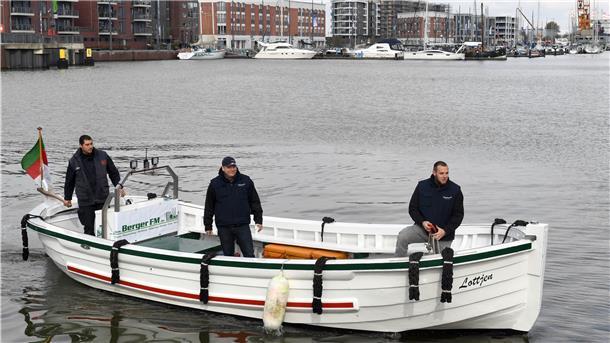 Die Crew des Wassertaxis „Lottjen“ in Bremerhaven hat sich eine Leuchtturm-Tour überlegt.