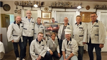Die Crew (von links, obere Reihe): Jens Wefer, Detlef Schumacher, Georg von Deetzen, Volker Eggen, Jochen Barghorn, Olav Jacobs und Michael Meyer sowie (untere Reihe) Erik Meyer, Silvia Meyer und Eike Meyer.