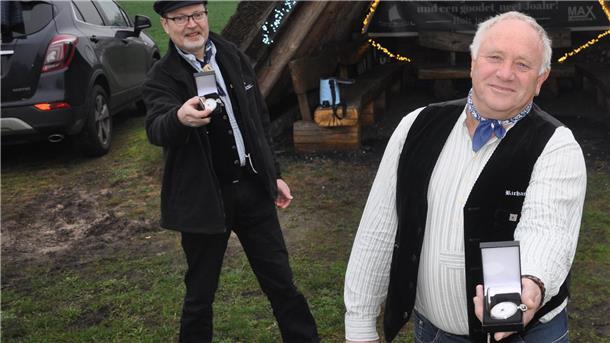 Die Crowdfunding-Aktion für den neuen Torfkahn läuft noch bis Februar 2025. Außerdem weist Richard Henning (rechts) darauf hin, dass der Verein noch einige Restexemplare der limitierten Findorff-Uhr verkaufen kann.
