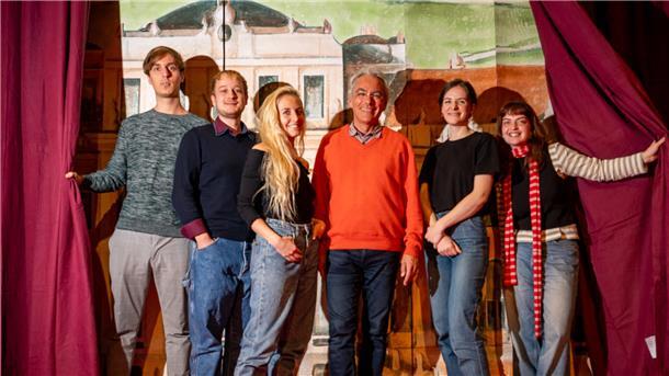 „Die Csárdásfürstin“ kündigt sich im Stadttheater an. Voller Vorfreude sind (v. li.) Torben Selk (Dramaturgie), Sebastian Kranner (Inszenierung), Katharina Glas (Choreografie), Hartmut Brüsch (musikalische Leitung), Anna Kreinecker und Assistentin Elisabeth Pscheidl (Bühne und Kostüme).