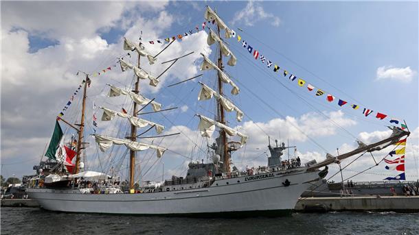 Die „Cuauhtémoc“ war regelmäßig in Deutschland zu Gast, so auch 2019 bei der Hanse Sail in Rostock. (Archivbild)