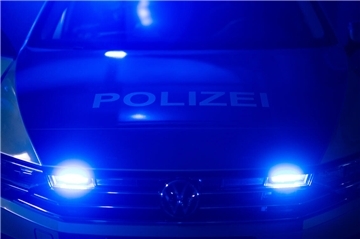 "Polizei" ist auf der Motorhaube eines Polizeiautos zu lesen.  Die Cuxhavener Polizei stoppte am Dienstag mehrere Fahrer wegen Drogen, Alkohol und Geschwindigkeitsverstößen – einige durften ihre Fahrt nicht fortsetzen. 