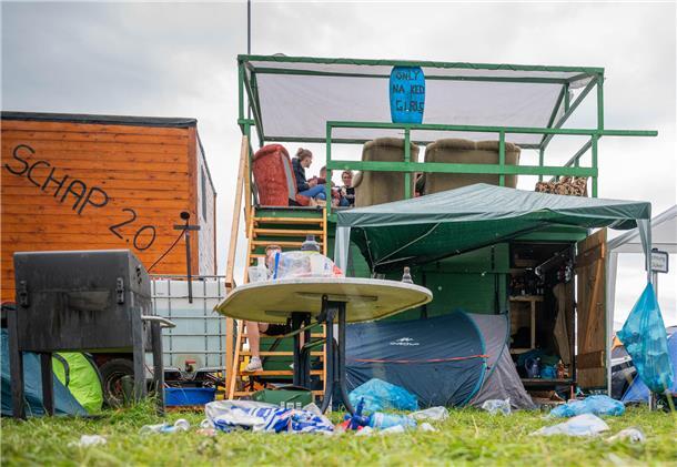 Deichbrand: Das sind die abgefahrensten Wohnwagen und Zelte auf dem Campingplatz Die Dachterrasse mit Ausblick