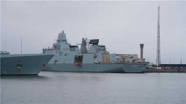 Die dänische Fregatte „HDMS Niels Juel, Nummer F363“: Spezialisten sind auf dem Weg, das Problem zu lösen (Archivbild).