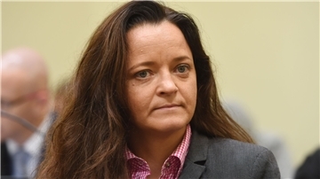 Die damals als Mittäterin bei den Verbrechen der rechtsextremen Terrorzelle „Nationalsozialistischer Untergrund“ angeklagte Beate Zschäpe sitzt im Juli 2016 im Gerichtssaal im Münchner Oberlandesgericht.