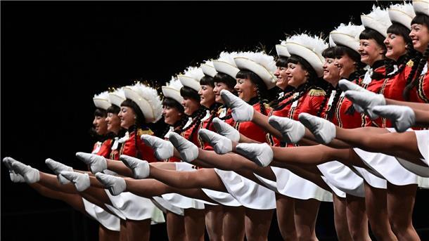 Bilder des Tages Die Damen von der Stadtgarde Helmbrechts tanzen bei den Deutschen Meisterschaften im Karnevalistischen Tanzsport in Stuttgart.