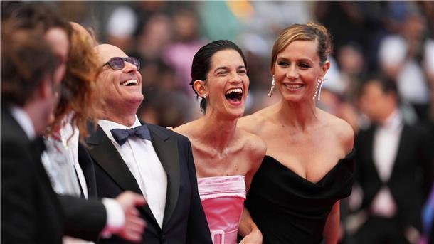 Die Darsteller Bruno Levy (l-r), Suzanne Lindon und Cecile de France bei der Premiere in Cannes im Mai 2025.