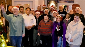 Die Dartclubs "Eiskalte Händchen und "Dartfreunde Spötenkieker" organisierten wieder in der Basdahler Imbissgaststätte B71/74 ein Dartturnier für Mitarbeiter der Lebenshilfe. Gastwirt Banta Singh (Vierter von links) spendierte das Essen an diesem Abend.