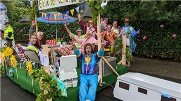 Die Dedesdorfer Deichcamper haben die Jury mit ihrem Mottowagen und der guten Stimmung überzeugt. Sie gewannen in der Gruppe der Fußgänger den ersten Platz.