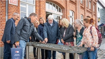 Die Delegation aus Schweden betrachtet das Tastmodell für Blinde am Neuen Hafen.