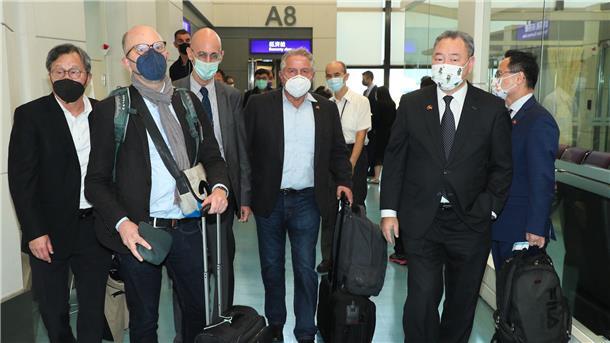 Die Delegation von Bundestagsabgeordneten um den CDU-Politiker Klaus-Peter Willsch (M) mit Taiwans Vize-Außenminister Alexander Tah-ray Yui (2.v.r).