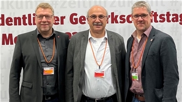 Die Delegierten aus der Wesermarsch (von links): Michael Eilers, Mustafa Dogan und Jochen Luitjens beim Gewerkschaftstag der IG Metall in Frankfurt.