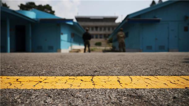 Südkoreanische Soldaten geben Warnschüsse an Grenze ab Die demilitarisierte Zone bildet bis heute die De-facto-Grenze zwischen Nord- und Südkorea.