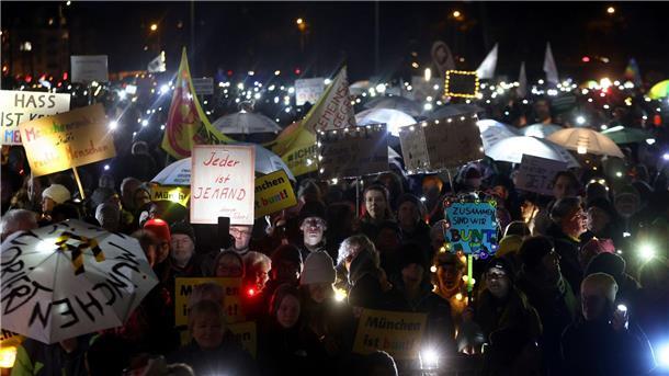 Bis zu 100.000 Menschen bei „Lichtermeer für Demokratie“ Die Demo „Lichtermeer für Demokratie, gegen Rassismus, Antisemitismus und Hetze“ auf der Theresienwiese in München.