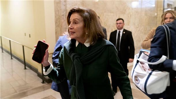 Die Demokratin Nancy Pelosi trifft am zweiten Tag der Wahl im Kapitol ein.