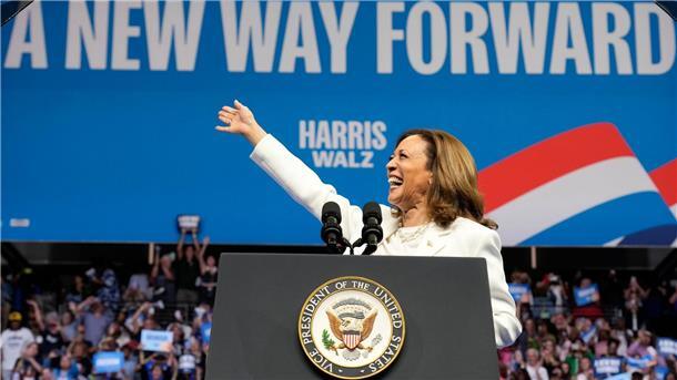 Kandidatin der Demokraten: Wer ist Kamala Harris? Die demokratische Präsidentschaftskandidatin und US-Vizepräsidentin Kamala Harris verspricht ihren Wählerinnen und Wählern einen neuen Weg in die Zukunft („A new way forward“). (Archivbild)