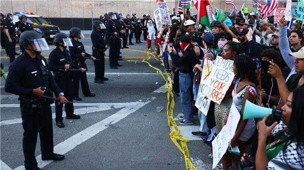 Trump nach Massenprotesten: „Ich bin kein König“ Die Demonstranten beschuldigen Trump, Kritiker schrittweise mundtot zu machen.