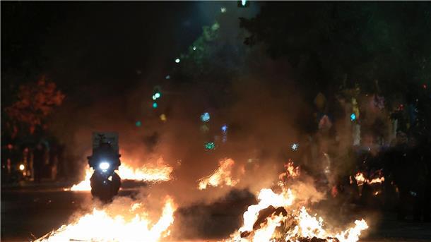 Die Demonstranten haben in Thesssaloniki eine Hauptstraße blockiert und Mülltonnen in Brand gesetzt.
