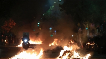 Die Demonstranten haben in Thesssaloniki eine Hauptstraße blockiert und Mülltonnen in Brand gesetzt.