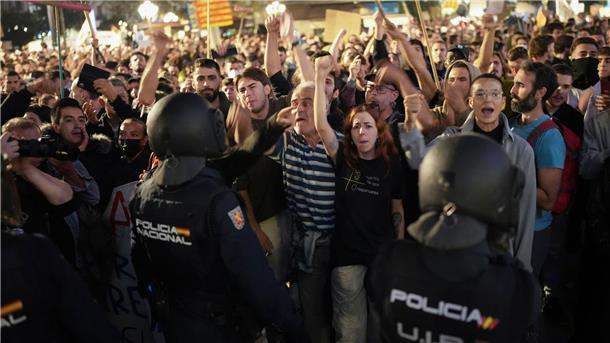 Trauer und Wut nach Flut - Zehntausende protestieren Die Demonstranten in Valencia skandierten unter anderem „Mörder, Mörder“.