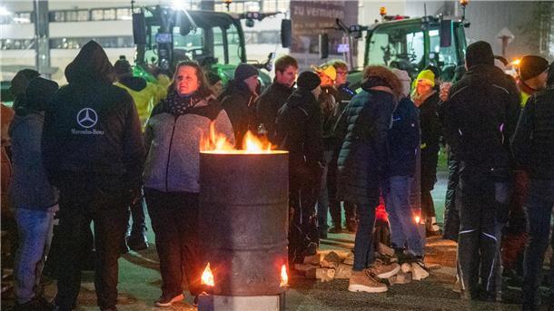 Bauernproteste am Freitag: Wurster Straße seit 1.20 Uhr wieder frei für den Verkehr Die Demonstranten wärmen sich am Feuer.