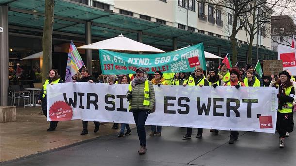 Warnstreiks: Demonstranten ziehen durch Bremerhaven Die Demonstrierenden erobern die Bürgermeister-Smidt-Straße.