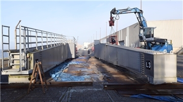 Die Demontage der alten Gangways schreiten voran.