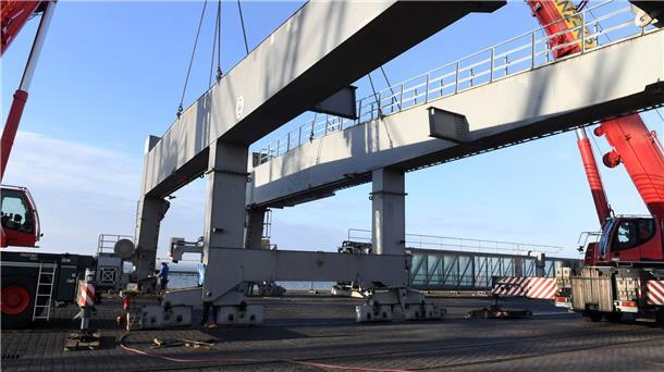 Foto-Story: Die alten Passagierbrücken werden zerlegt Die Demontage der alten Gangways schreiten voran.